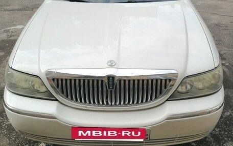 Lincoln Town Car III рестайлинг, 2004 год, 1 550 000 рублей, 2 фотография