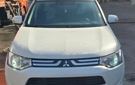Mitsubishi Outlander III рестайлинг 3, 2013 год, 1 650 000 рублей, 3 фотография