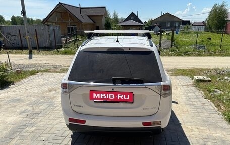 Mitsubishi Outlander III рестайлинг 3, 2013 год, 1 570 000 рублей, 4 фотография