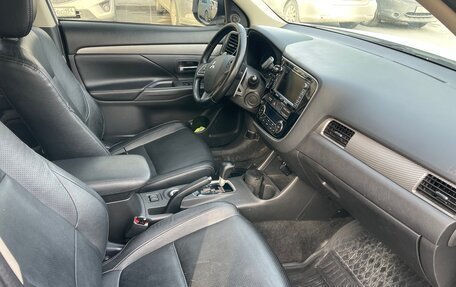 Mitsubishi Outlander III рестайлинг 3, 2013 год, 1 570 000 рублей, 10 фотография