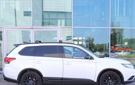 Mitsubishi Outlander III рестайлинг 3, 2021 год, 1 799 000 рублей, 4 фотография