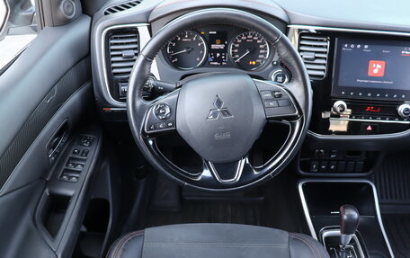 Mitsubishi Outlander III рестайлинг 3, 2021 год, 1 799 000 рублей, 11 фотография
