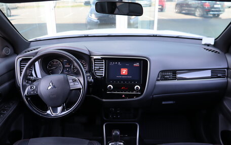 Mitsubishi Outlander III рестайлинг 3, 2021 год, 1 799 000 рублей, 12 фотография