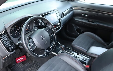 Mitsubishi Outlander III рестайлинг 3, 2021 год, 1 799 000 рублей, 13 фотография
