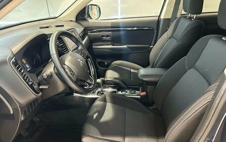 Mitsubishi Outlander III рестайлинг 3, 2022 год, 2 549 000 рублей, 9 фотография