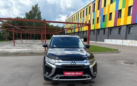 Mitsubishi Outlander III рестайлинг 3, 2018 год, 3 100 000 рублей, 1 фотография