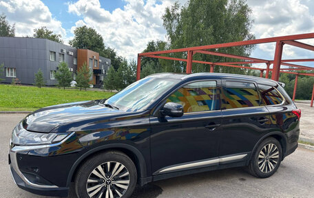 Mitsubishi Outlander III рестайлинг 3, 2018 год, 3 100 000 рублей, 4 фотография