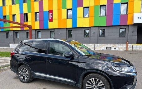 Mitsubishi Outlander III рестайлинг 3, 2018 год, 3 100 000 рублей, 2 фотография