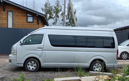 Toyota HiAce H200, 2011 год, 1 800 000 рублей, 2 фотография