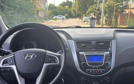 Hyundai Solaris II рестайлинг, 2012 год, 850 000 рублей, 4 фотография