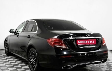 Mercedes-Benz E-Класс, 2019 год, 3 250 000 рублей, 7 фотография