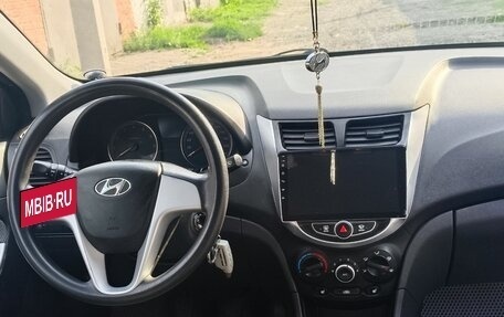 Hyundai Solaris II рестайлинг, 2011 год, 730 000 рублей, 3 фотография