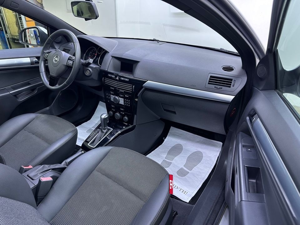 Opel Astra GTC, 2010 год, 669 000 рублей, 17 фотография