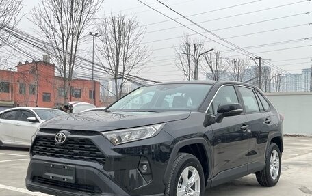 Toyota RAV4, 2025 год, 2 410 000 рублей, 2 фотография
