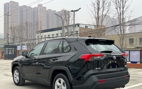 Toyota RAV4, 2025 год, 2 410 000 рублей, 6 фотография