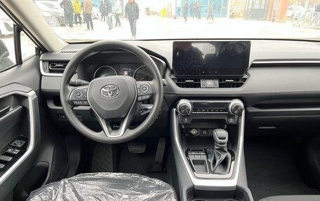 Toyota RAV4, 2025 год, 2 410 000 рублей, 9 фотография