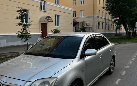 Toyota Avensis III рестайлинг, 2004 год, 850 000 рублей, 1 фотография