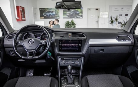 Volkswagen Tiguan II, 2019 год, 2 398 000 рублей, 13 фотография