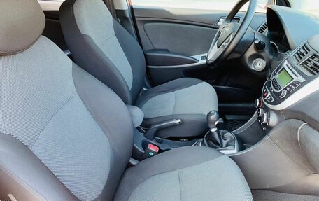 Hyundai Solaris II рестайлинг, 2011 год, 800 000 рублей, 9 фотография