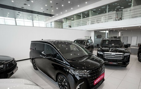 Toyota Alphard, 2024 год, 16 990 000 рублей, 3 фотография