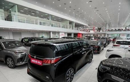 Toyota Alphard, 2024 год, 16 990 000 рублей, 6 фотография