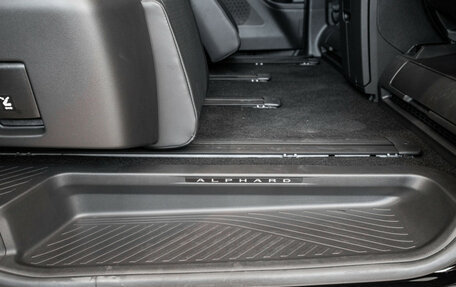 Toyota Alphard, 2024 год, 16 990 000 рублей, 34 фотография