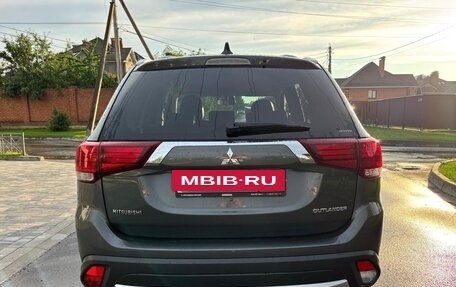 Mitsubishi Outlander III рестайлинг 3, 2018 год, 1 850 000 рублей, 4 фотография