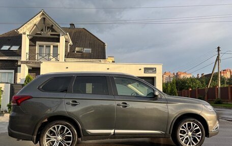 Mitsubishi Outlander III рестайлинг 3, 2018 год, 1 850 000 рублей, 6 фотография