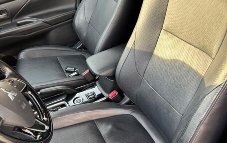 Mitsubishi Outlander III рестайлинг 3, 2018 год, 1 850 000 рублей, 10 фотография