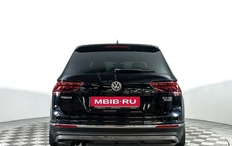 Volkswagen Tiguan II, 2018 год, 1 747 000 рублей, 6 фотография
