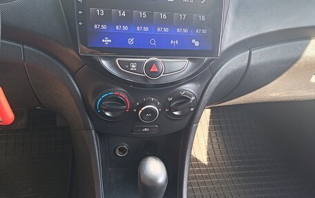 Hyundai Solaris II рестайлинг, 2011 год, 620 000 рублей, 3 фотография