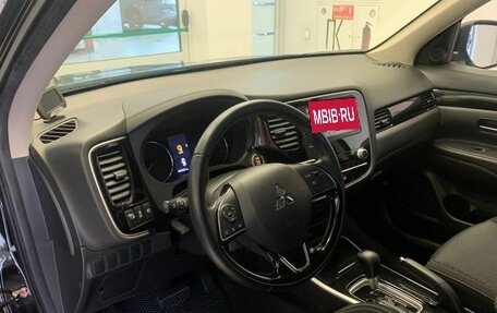 Mitsubishi Outlander III рестайлинг 3, 2021 год, 2 520 000 рублей, 14 фотография