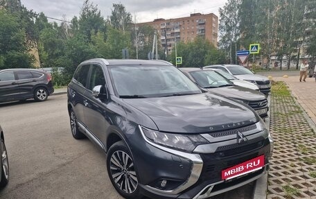 Mitsubishi Outlander III рестайлинг 3, 2018 год, 1 837 000 рублей, 4 фотография