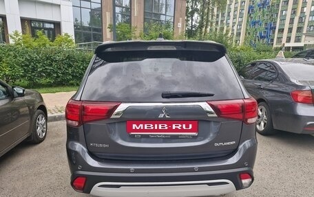 Mitsubishi Outlander III рестайлинг 3, 2018 год, 1 837 000 рублей, 2 фотография