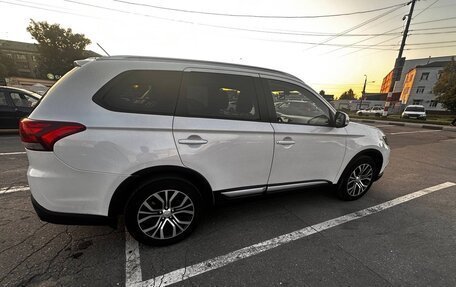Mitsubishi Outlander III рестайлинг 3, 2015 год, 1 650 000 рублей, 2 фотография