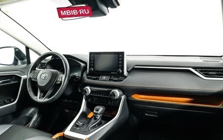 Toyota RAV4, 2019 год, 3 610 000 рублей, 9 фотография