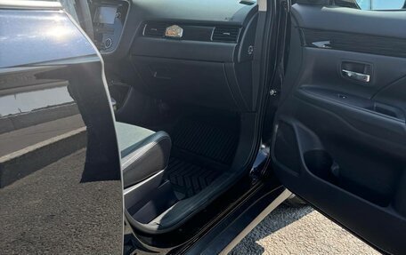 Mitsubishi Outlander III рестайлинг 3, 2016 год, 2 650 000 рублей, 22 фотография