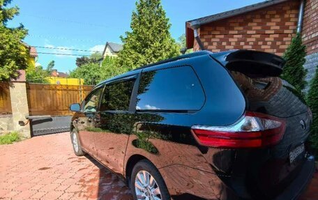 Toyota Sienna III, 2017 год, 3 100 000 рублей, 2 фотография