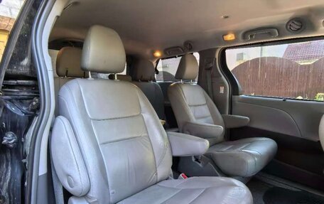 Toyota Sienna III, 2017 год, 3 100 000 рублей, 5 фотография