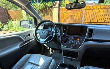 Toyota Sienna III, 2017 год, 3 100 000 рублей, 4 фотография