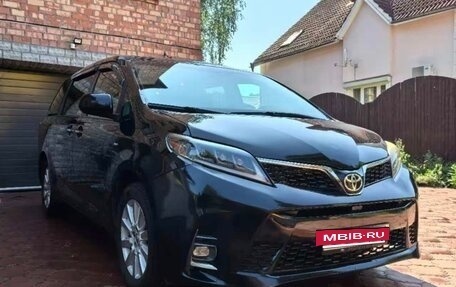 Toyota Sienna III, 2017 год, 3 100 000 рублей, 7 фотография
