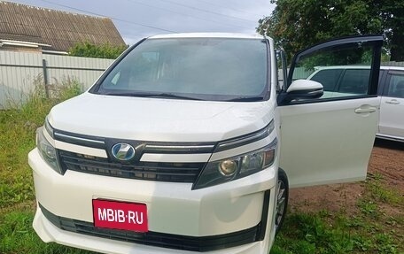 Toyota Voxy III, 2014 год, 1 790 000 рублей, 1 фотография