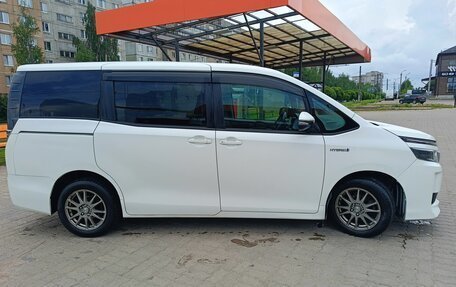 Toyota Voxy III, 2014 год, 1 790 000 рублей, 10 фотография