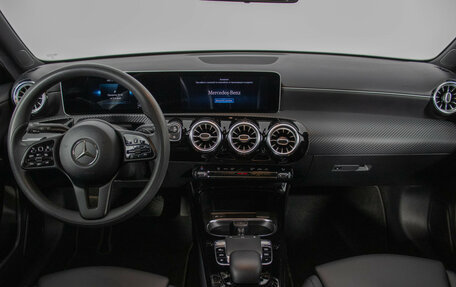 Mercedes-Benz A-Класс, 2018 год, 2 390 000 рублей, 13 фотография