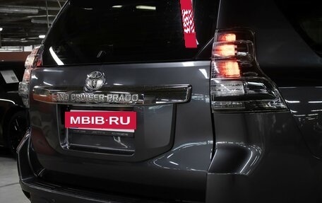Toyota Land Cruiser Prado 150 рестайлинг 2, 2015 год, 3 298 000 рублей, 26 фотография
