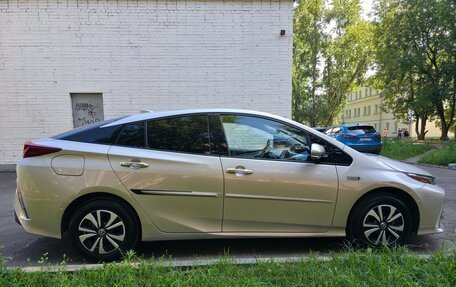 Toyota Prius IV XW50, 2017 год, 2 500 000 рублей, 4 фотография