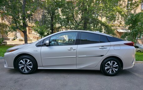 Toyota Prius IV XW50, 2017 год, 2 500 000 рублей, 3 фотография
