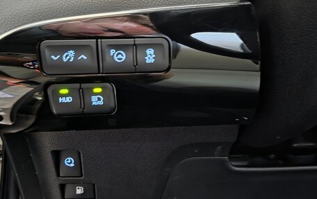 Toyota Prius IV XW50, 2017 год, 2 500 000 рублей, 9 фотография