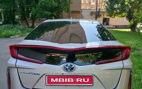 Toyota Prius IV XW50, 2017 год, 2 500 000 рублей, 2 фотография