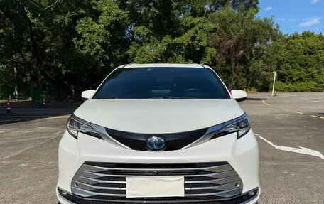 Toyota Sienna, 2022 год, 3 210 000 рублей, 2 фотография